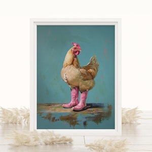 Può includere: Stampa artistica incorniciata raffigurante una gallina con stivali da cowboy rosa. L'opera d'arte ha uno sfondo turchese e una superficie in legno. La gallina è il punto focale, con dettagliate trame di piume.