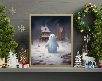 Könnte beinhalten: Ein gerahmter Druck mit einem Geistermotiv in einer verschneiten Landschaft mit einem Haus im Hintergrund. Das Kunstwerk hat einen goldenen Rahmen und wird auf einer grauen Oberfläche mit Weihnachtsdekorationen wie einem Kranz und Miniaturtannen präsentiert.