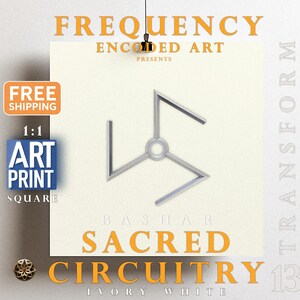 Könnte beinhalten: Ein weißer quadratischer Druck mit einem silbernen geometrischen Design in der Mitte. Der Text "FREQUENCY ENCODED ART PRESENTS BASHAR SACRED CIRCUITRY 13 IVORY WHITE" ist in Orange unter dem Design gedruckt.