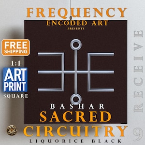 Könnte beinhalten: Ein geometrisches Design in Schwarzweiß mit dem Text "FREQUENCY ENCODED ART PRESENTS BASHAR SACRED CIRCUITRY LIQUORICE BLACK" auf einem dunkelbraunen Hintergrund. Das Design ist ein Kreuz mit drei horizontalen Linien.