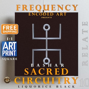 Könnte beinhalten: Ein digitaler Kunstdruck in Schwarzweiß mit einem geometrischen Design. Der Druck zeigt ein stilisiertes Symbol mit einem Kreis oben und unten, verbunden durch eine vertikale Linie und zwei horizontale Linien. Der Text "FREQUENCY ENCODED ART PRESENTS BASHAR SACRED CIRCUITRY 10 LIQUORICE BLACK" ist unter dem Symbol gedruckt.