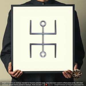 Könnte beinhalten: Ein gerahmter Druck eines geometrischen Designs in Silber- und Weißtönen. Das Design zeigt eine vertikale Linie mit zwei Kreisen und zwei horizontalen Linien.