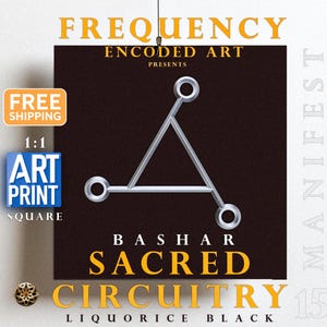Könnte beinhalten: Ein Schwarzweißbild eines Dreiecks mit drei Kreisen an den Seiten. Der Text "FREQUENCY ENCODED ART PRESENTS BASHAR SACRED CIRCUITRY 15 LIQUORICE BLACK" befindet sich unter dem Dreieck. Der Text "FREE SHIPPING 1:1 ART PRINT SQUARE" befindet sich in der oberen linken Ecke des Bildes.