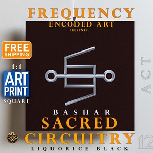 Könnte beinhalten: Ein schwarzer und silberner Grafikdruck mit dem Text "FREQUENCY ENCODED ART PRESENTS BASHAR SACRED CIRCUITRY 12 LIQUORICE BLACK" und einem geometrischen Design in der Mitte.