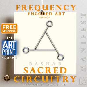 Könnte beinhalten: Ein weißer quadratischer Druck mit einem silbernen geometrischen Design eines Dreiecks mit drei Kreisen. Der Text "FREQUENCY ENCODED ART PRESENTS BASHAR SACRED CIRCUITRY 15 IVORY WHITE" ist in Orange auf dem Druck gedruckt.