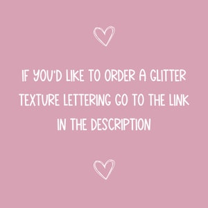 K&ouml;nnte beinhalten: Rosa Hintergrund mit wei&szlig;em Text, der "IF YOU'D LIKE TO ORDER A GLITTER TEXTURE LETTERING GO TO THE LINK IN THE DESCRIPTION" lautet. Oben und unten im Text befinden sich zwei wei&szlig;e Herzen.