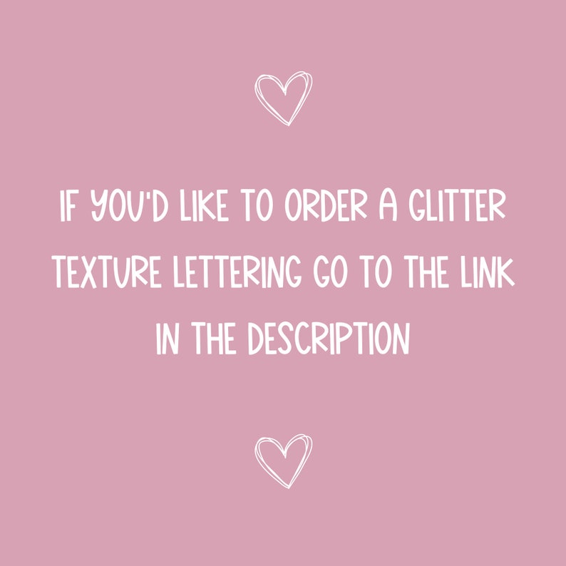 K&ouml;nnte beinhalten: Rosa Hintergrund mit wei&szlig;em Text, der "IF YOU'D LIKE TO ORDER A GLITTER TEXTURE LETTERING GO TO THE LINK IN THE DESCRIPTION" lautet. Oben und unten im Text befinden sich zwei wei&szlig;e Herzen.