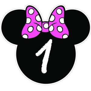 Puede incluir: Gr&aacute;fico negro con forma de rat&oacute;n con un lazo rosa de lunares y el n&uacute;mero 1 en blanco. El dise&ntilde;o est&aacute; delineado en blanco, creando una apariencia de pegatina. Ideal para una celebraci&oacute;n de primer cumplea&ntilde;os.