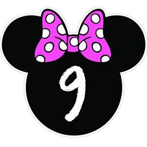 Puede incluir: Una forma de cabeza de Mickey Mouse negra con un borde blanco, con un lazo rosa con lunares blancos en la parte superior. El n&uacute;mero 9 est&aacute; escrito en blanco dentro de la forma de la cabeza.