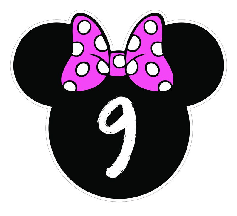 Puede incluir: Una forma de cabeza de Mickey Mouse negra con un borde blanco, con un lazo rosa con lunares blancos en la parte superior. El n&uacute;mero 9 est&aacute; escrito en blanco dentro de la forma de la cabeza.