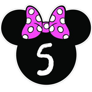 Puede incluir: Gr&aacute;fico negro con contorno blanco de orejas de Mickey Mouse, un lazo rosa con lunares blancos y el n&uacute;mero 5 blanco debajo.