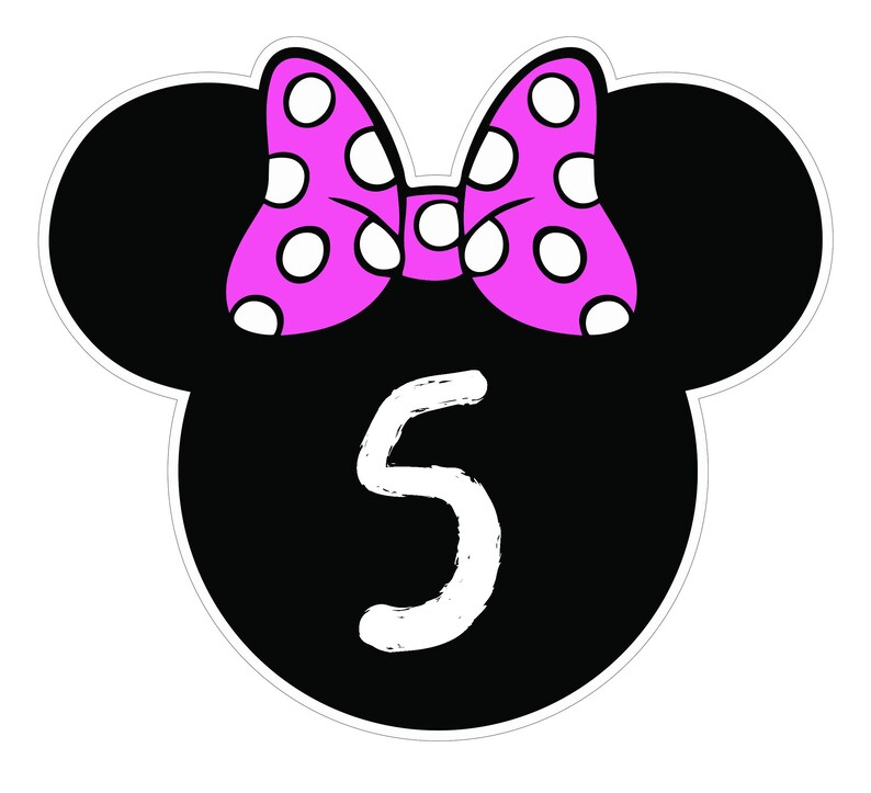 Puede incluir: Gr&aacute;fico negro con contorno blanco de orejas de Mickey Mouse, un lazo rosa con lunares blancos y el n&uacute;mero 5 blanco debajo.