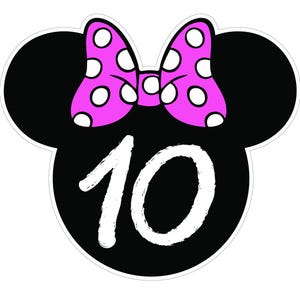 Puede incluir: Una forma de cabeza de Mickey Mouse negra con un contorno blanco, con un lazo rosa con lunares blancos. El n&uacute;mero "10" est&aacute; escrito en blanco, con un estilo de pincelada.