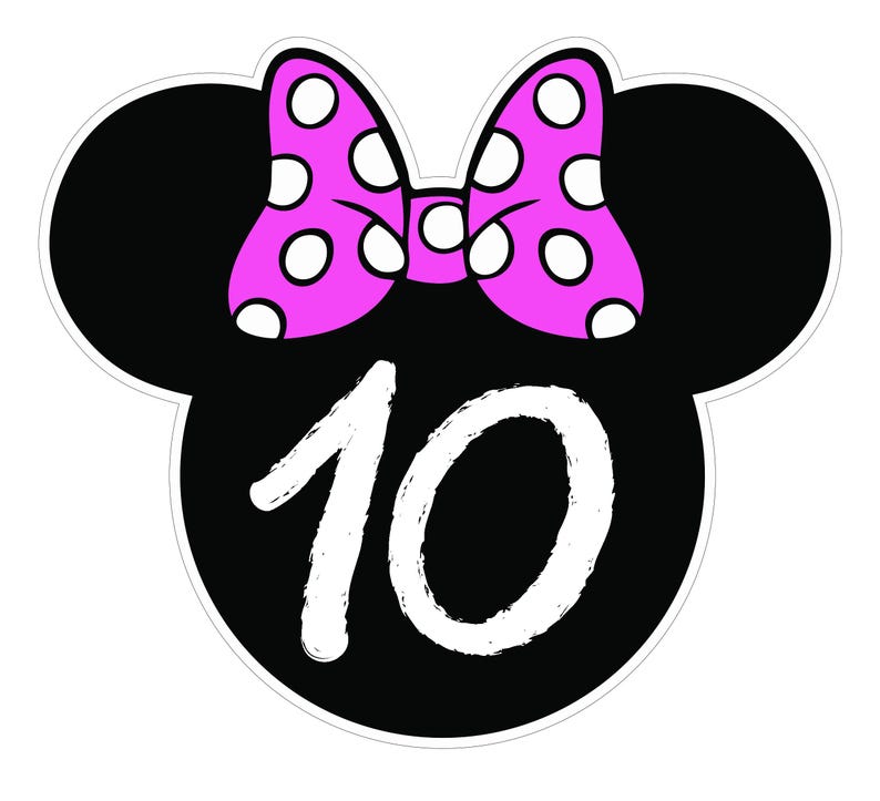 Puede incluir: Una forma de cabeza de Mickey Mouse negra con un contorno blanco, con un lazo rosa con lunares blancos. El n&uacute;mero "10" est&aacute; escrito en blanco, con un estilo de pincelada.