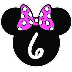 Puede incluir: Una forma de cabeza de Minnie Mouse negra con un contorno blanco. Un lazo rosa con lunares blancos se encuentra en la parte superior de la cabeza. El n&uacute;mero "6" est&aacute; escrito en blanco debajo del lazo. Este dise&ntilde;o es adecuado para celebraciones de cumplea&ntilde;os.
