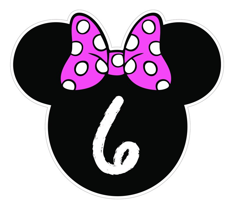 Puede incluir: Una forma de cabeza de Minnie Mouse negra con un contorno blanco. Un lazo rosa con lunares blancos se encuentra en la parte superior de la cabeza. El n&uacute;mero "6" est&aacute; escrito en blanco debajo del lazo. Este dise&ntilde;o es adecuado para celebraciones de cumplea&ntilde;os.