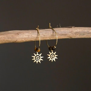 Ohrringe "Meryna" Edelstein Tigerauge Boho filigran Messing Rohmessing Ohrhänger Messing Sonne Mond Unisex Hippie Makramee Gold