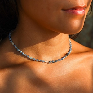Kette 'Elisa' Kyanit blau Perlen Edelstein Silber verstellbar choker elegant filigran sommer meer layer boho earthy bohemian eisblau schmuck