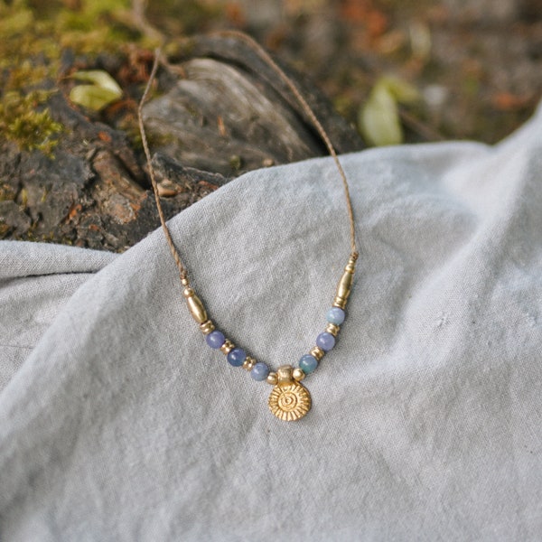 Kette "Alaska" Makramee Boho Halskette Edelstein Messing Sonne Unisex Hippie fein filigran festival Bohemian blau gold perfektes Geschenk