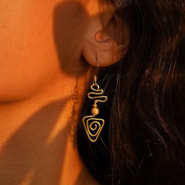 Pendientes "Alyna". Pendientes bohemios de filigrana con espiral de jaspe y alambre de latón, finos, unisex, estilo hippie, macramé, dorados, regalo bohemio para festivales.