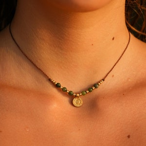 Kette viona Makramee Boho Halskette Edelstein grüne Jade Messing Sonne Unisex Hippie Festival Bohemian Gold filigran perfektes Geschenk Bild 1