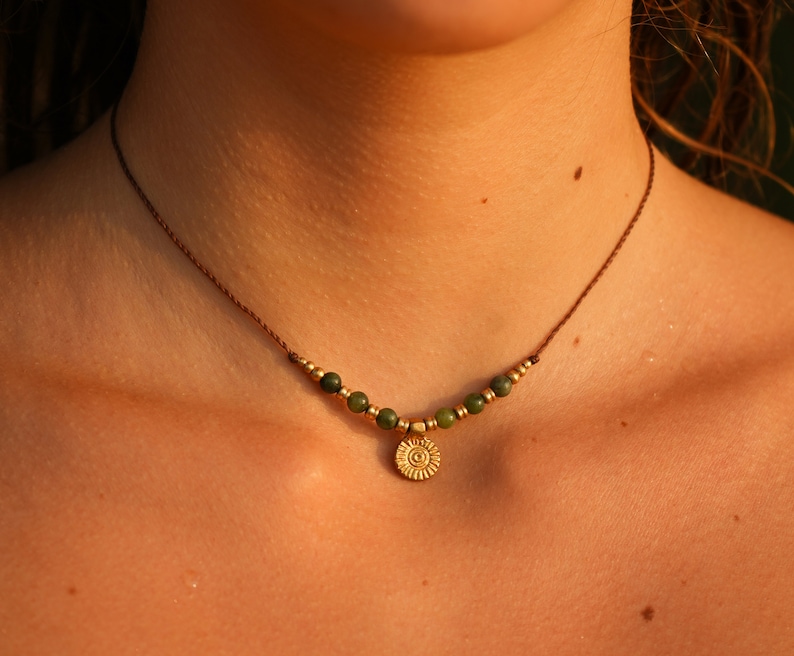 Kette viona Makramee Boho Halskette Edelstein grüne Jade Messing Sonne Unisex Hippie Festival Bohemian Gold filigran perfektes Geschenk Bild 1