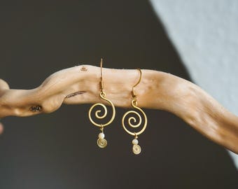 Ohrringe "Oahu" Perlmutt Boho filigran Spirale Messing Ohrhänger Sonne Mond Unisex Hippie Makramee Gold Bohemian Geschenk Festival