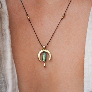 Kette "Liana" Perlmutt Mond Muschel grün blau filigran Makramee Boho Halskette Edelstein Messing Boho Hippie Festival Bohemian unique Gold
