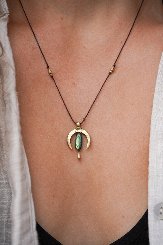 Kette "Liana" Perlmutt Mond Muschel grün blau filigran Makramee Boho Halskette Edelstein Messing Boho Hippie Festival Bohemian unique Gold