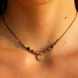 Ketting "Tigua" Boho Ketting filigraan tijgeroog edelsteen messing zon unisex macramé hippie festival bohemian cadeau cadeau idee