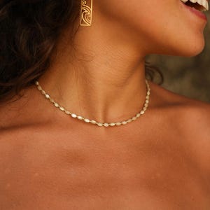 Collana 'Siona' madreperla perle conchiglia bianco crema beige oro girocollo elegante filigrana estate spiaggia mare strato regolabile boho bohemien