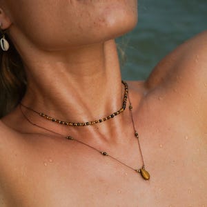 Kette 'Liora' Tigerauge Anhänger Tropfen filigran braun gold fein elegant sommer sonne earthy erde boho bohemian Edelstein Layer Choker fein