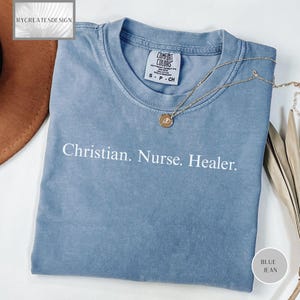 Camisa de enfermeira cristã, presente de formatura de enfermagem, presente para enfermeira cristã, Mateus 5:4, camisa com versículo bíblico, produtos cristãos, roupas cristãs