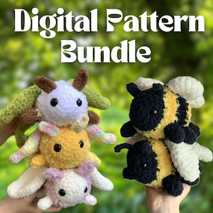 Può includere: Un pacchetto di modelli digitali per lavorare a uncinetto animali di peluche. Il pacchetto include modelli per una pila di quattro animali all'uncinetto, tra cui un drago bianco e marrone, una farfalla gialla e rosa, un coniglietto rosa e bianco e un'ape nera e gialla.