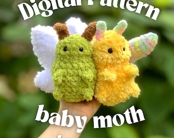 Puede incluir: Patrón digital para un juguete de peluche de polilla bebé de baja costura. El patrón incluye dos polillas, una verde y una amarilla, con alas blancas y pastel.