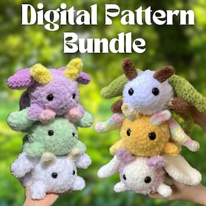 Puede incluir: Una pila de juguetes de peluche hechos a mano de colores pastel, incluyendo morado, verde, amarillo y blanco. Los juguetes tienen grandes ojos negros de botón y pequeños cuernos. El texto "Digital Pattern Bundle" está en la parte superior.