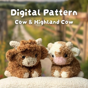 Puede incluir: Dos vacas de peluche, una marrón y otra marrón y blanca, están una al lado de la otra sobre una superficie blanca. El texto "Digital Pattern Cow & Highland Cow" se muestra encima de ellas. El fondo es una escena exterior borrosa.