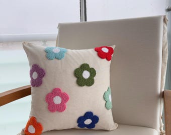 パンチニードル刺繍が施されたデイジーガーデン柄の枕カバー、手作りの