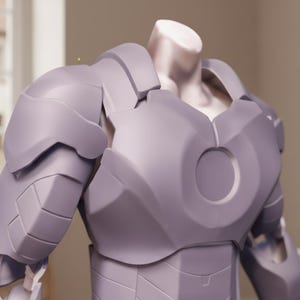 Op de afbeelding: Een lichtpaarse torso van een superheldenpantser, met beweeglijke schouder- en borstplaten. Het pantser heeft een cirkelvormig ontwerp op de borst en wordt op een mannequin getoond. Het pantser is ontworpen met meerdere panelen en gewrichten.