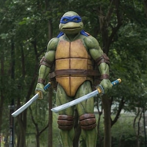 Può includere: Un set di tre ciotole impilabili in ceramica nei toni del blu, verde e bianco. Le ciotole presentano una smaltatura maculata e un design semplice. La ciotola più grande ha un diametro di circa 15 cm.