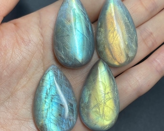 Puede incluir: Cuatro colgantes de piedra preciosa de labradorita en forma de lágrima con matices iridiscentes azules, verdes y dorados.