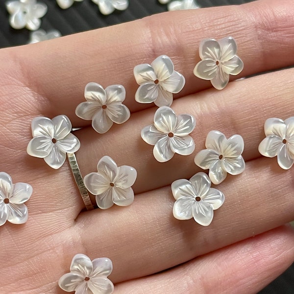 10 perles de fleurs en coquillage pour fabrication de bijoux, fleurs en nacre sculptées à la main, perle de fleur de 10 mm avec trou de 1 mm pour la fabrication de boucles d'oreilles de bijoux de mariage