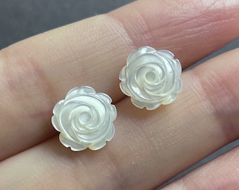Örhängen i sterlingsilver med pärlemor, handsnidade snäckskal, örhängen med snäckskal, handgjorda smycken, present till henne, örhängen till vänner