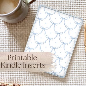 Könnte beinhalten: Eine Kindle-Hülle mit weißem Hintergrund und einem Muster aus hellblauen Schleifen und Punkten. Der Text "Printable Kindle Inserts" ist auf einem hellbraunen Banner zu sehen.