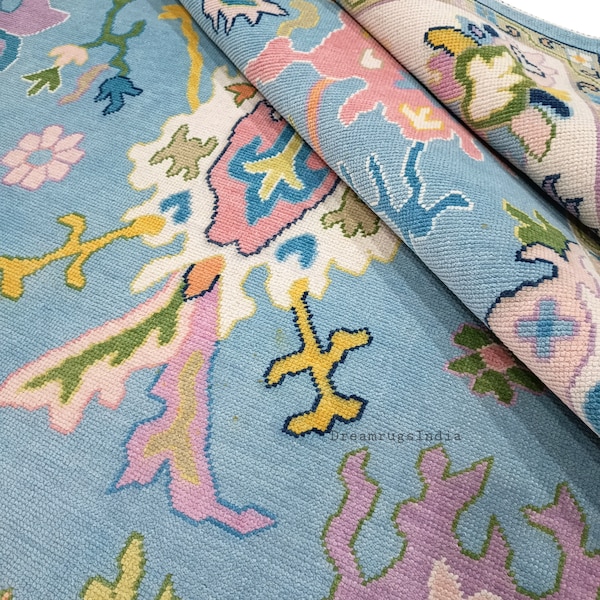 Piękny nowoczesny dywan wełniany Oushak z tureckim węzłem w kolorze niebieskim i kremowym z różowymi akcentami, idealny do wystroju domu i salonu, o wymiarach 8x10,9x12.