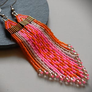 Llamativos y alegres pendientes, earrings, Ohrringe, aretes boho, rosado y naranja. Regalo para ella estilo boho gipsy.