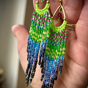 Pendientes Ohrringe, earrings, livianos, micro macramé mostacillas de cubo de vidrio Miyuki, tonos verde, azul, fucsia, listos para enviar.
