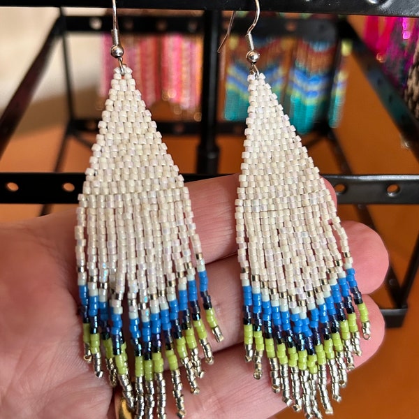 Aros, aretes, pendientes, ultra livianos, tejido a mano con mostacillas de vidrio Miyuki, blanco, azul, verde y plata.