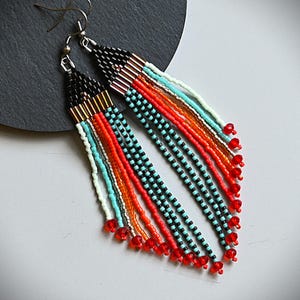 Llamativos y alegres pendientes, earrings, Ohrringe, aretes boho chic, negro, azul, rojo y plata. Regalo para ella estilo boho gipsy.