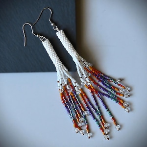 Colores contrastantes, pendientes, Ohrringe, earrings boho chic, lila, blanco, turquesa, amarillo. Regalo verano. Con mucho movimiento.